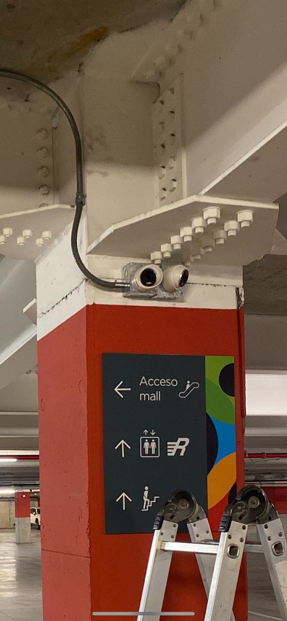 Dos cámaras de seguridad instaladas en un pilar de acceso a un centro comercial
